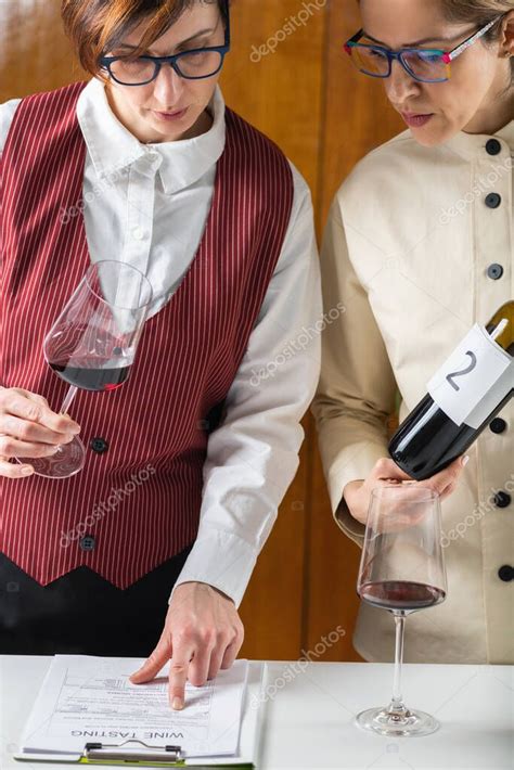 Evaluación de la calidad del vino Sommelier explicando a los