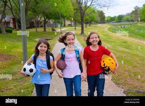 Chicas con pelotas fotografías e imágenes de alta resolución Alamy