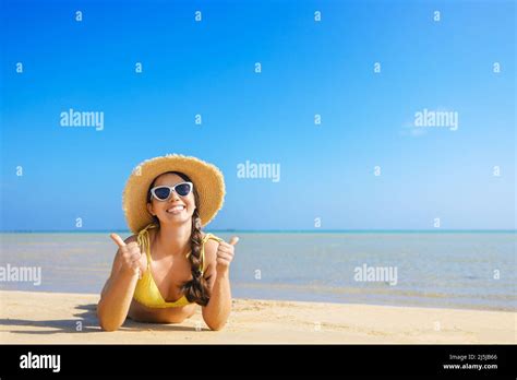 Belle Femme Bikini Sur La Plage Banque De Photographies Et Dimages Haute R Solution Alamy