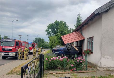 Stracił panowanie nad pojazdem dachował i uderzył w dom Kierowca był