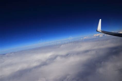 Vuelo De La Extremidad De Ala Del Aeroplano Sobre El Cielo Azul De Las