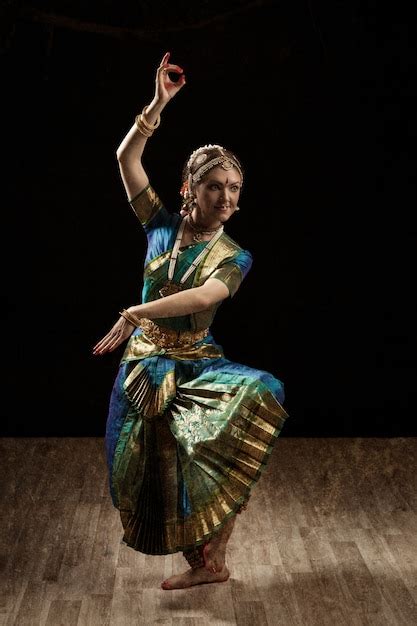 Bailarina De Bharatanatyam De Danza Cl Sica India Foto Premium