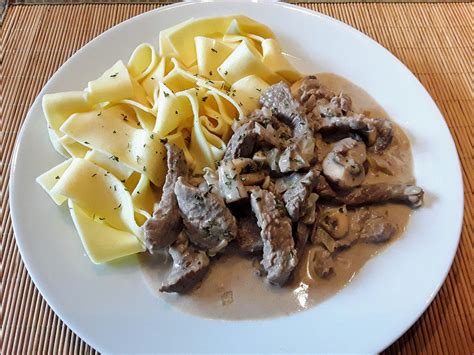 Geschnetzeltes Vom Rinderfilet In Zwiebel Champignon Sahne Sauce Mit