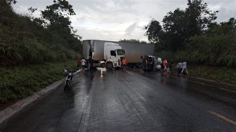 Colisão entre carreta e Van deixa três mortos na BR 251 Rede Gazeta