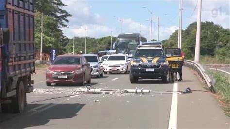 Caminh O Derruba Poste E Causa Congestionamento Na Br Em Teresina