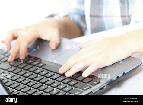 Niño escribiendo en el teclado fotografías e imágenes de alta