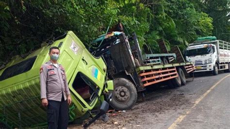 Kecelakaan Tunggal Truk Tronton Rem Blong Masuk Parit Di Cikaso