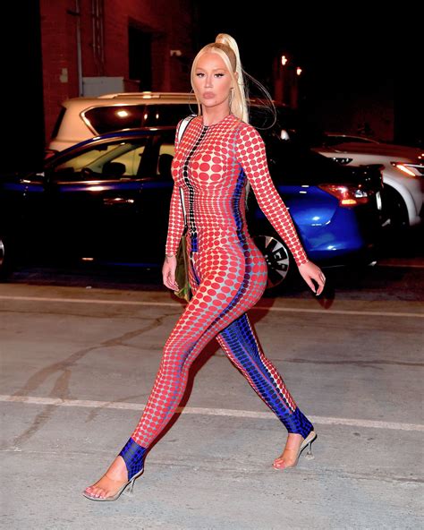 La nueva mamá Iggy Azalea regresa al estudio de grabación por primera