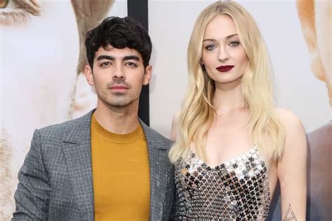 Pillan A Sophie Turner Besándose Con Un Aristócrata En Mitad De Su