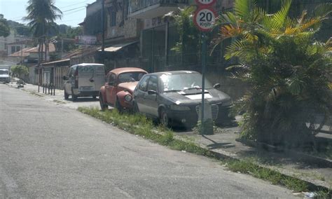 Motoristas desrespeitam lei e estacionam na calçada na Ilha Jornal O