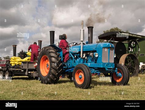 Vintage Fordson Major Tractor Providing Coal For Steam Engines Stock