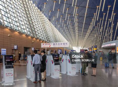 푸동국제공항 제1터미널 체크인홀에서 중국동방항공 및 상하이항공 셀프 서비스 체크인 구역 공항에 대한 스톡 사진 및 기타 이미지