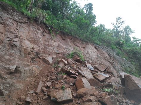 FOTOS Casa é isolada após deslizamento de pedras em Videira