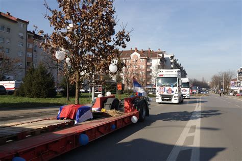 Desetine Kamiona Prodefilovalo Kroz Banjaluku Za Badnji Dan