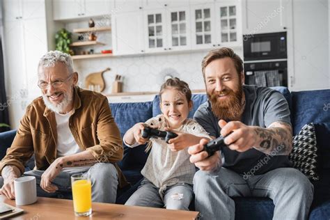 KYIV UCRANIA DE ABRIL DE Sonriente Padre Gay Jugando Videojuego Con Su Hija Cercana