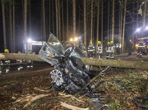 Auto von Baum aufgespießt Lenkerin überlebte Horror Unfall in OÖ