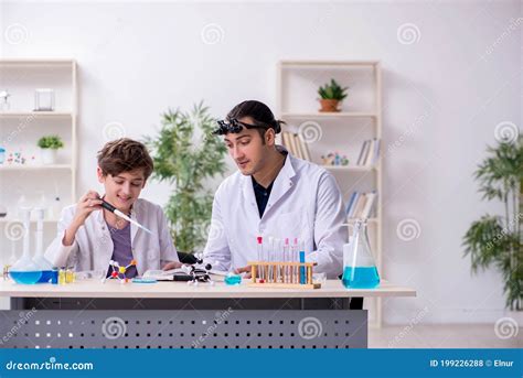 Padres Jóvenes E Hijos Químicos En El Laboratorio Foto De Archivo