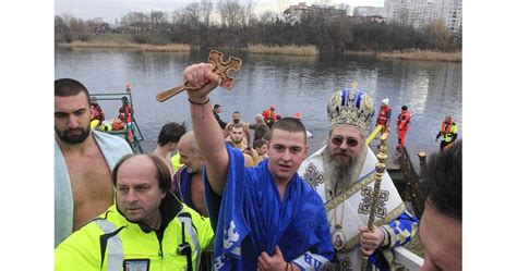 20-годишен хвана богоявленския кръст в езерото в "Дружба"