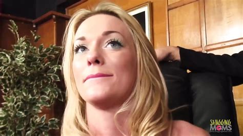 Un Mec Mature Rus Et Son Ami Aux Cheveux Longs Partagent Une Belle Blonde Dans Leur Luxueux