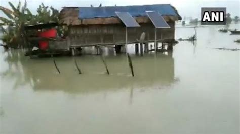 Assam Flood असम के कई जिलों में बाढ़ की स्थिति है बेहद गंभीर धेमाजी