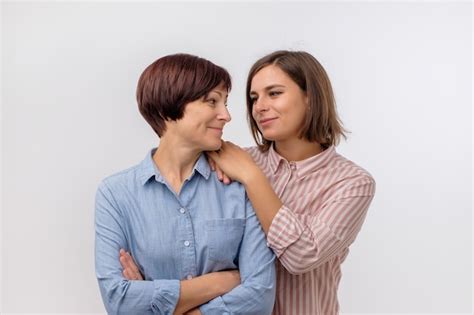 Belle Maman Mature Et Sa Fille Adulte Se Serrent Dans Leurs Bras En Regardant La Caméra Et En