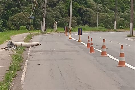 Tr Nsito Totalmente Normalizado Ap S Troca De Poste Na Avenida Brasil