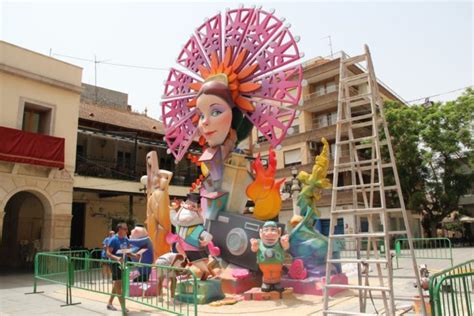 Las Hogueras Y Barracas De San Vicente Preparadas Para Celebrar Su