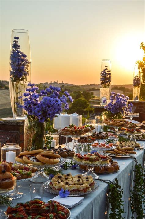 Tavolo Imperiale Al Tramonto Con Ricco Buffet Salato Nel Tavolo