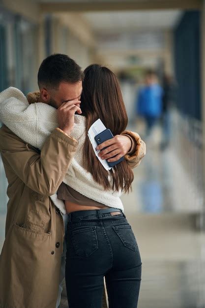 O Homem Est A Chorar Abra Ando Se De Despedida O Casal Est No