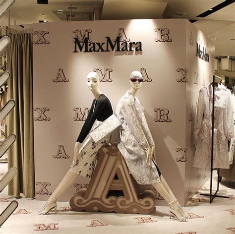 Two Mannequins Dressed In White And Black Are On Display At A Clothing