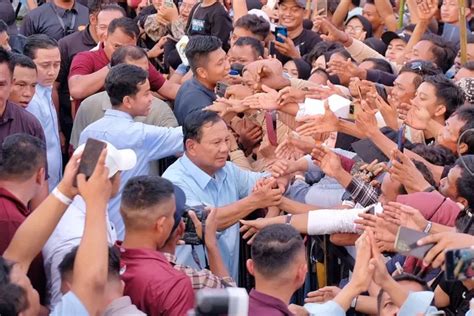 Prabowo Rangkul Puluhan Ribu Rakyat Dalam Marathon Acara Dari Subang