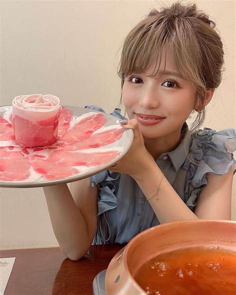 伊藤実祐さんのインスタグラム写真 伊藤実祐instagram 「沖縄🍍アグー豚しゃぶしゃぶ🐷🌺💜 ⁡ ストーリー用に撮った写真やったけど おもろいのが撮れてしまったので ここに残しておく