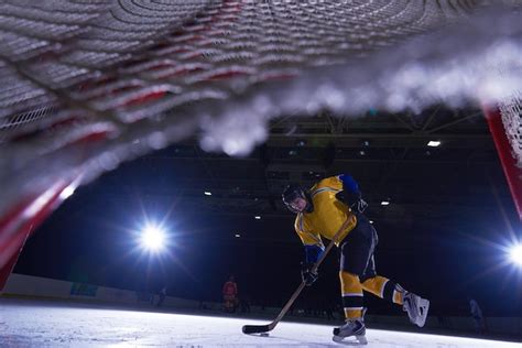 Jovencita Ni Os Jugador De Hockey Sobre Hielo En Acci N Pateando Puck