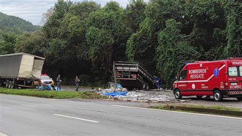 Colis O Entre Dois Caminh Es Deixa Uma Pessoa Morta Na Ers Entre