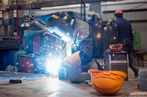 Электросварщик ручной сварки: должностная инструкция | Welding, Duffle ...
