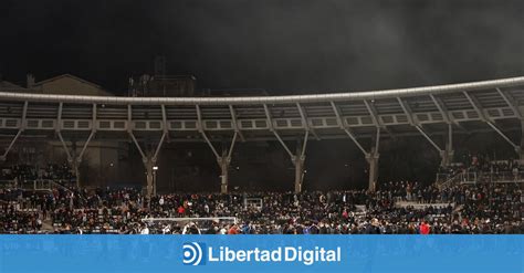 Ultras invaden el terreno de juego en el París FC Lyon