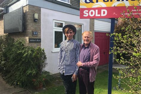 Sacerdote Gay De A Os Se Casa Con Su Novio De A Os Luego De Poco Tiempo El Joven Lo Deja