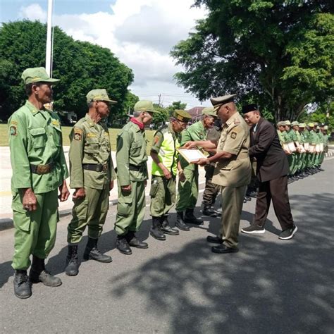 Penerimaan Piagam Penghargaan Bagi Satlinmas Dari Bupati Walikota