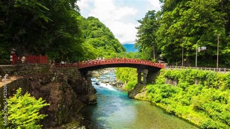 Stockvideo The Beautiful Emerald Daiya River Flows Under The Red Unesco