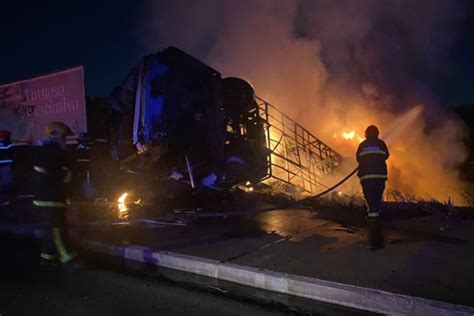 V Deo Nibus Acerta Poste Em Mt Pega Fogo E Deixa Sete Feridos