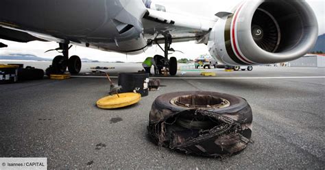 Boeing Le Pneu Dun Avion Plac En Maintenance Explose Et Fait Deux