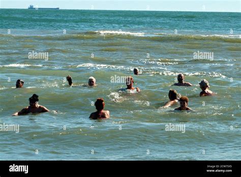 Menschen baden im meer Fotos und Bildmaterial in hoher Auflösung