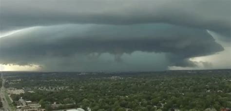 Rotating Supercell Thunderstorm Over Des Moines Iowa Looks Like A Ufo Mothership In Videos And