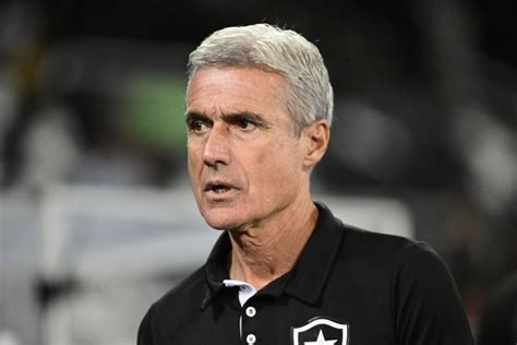 Escala O Do Botafogo Lu S Castro Deve Rodar Time Contra O Am Rica Mg