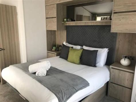 Jasmine Lodge With Hot Tub Self Catering In York Yorkshire