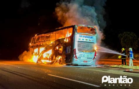 Ônibus 32 passageiros pega fogo e fica destruído na rodovia PR 323