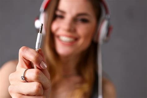 Premium Photo Beautiful Blonde Woman Wearing Headphones