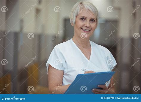 Retrato De La Escritura Femenina De La Enfermera En El Tablero En