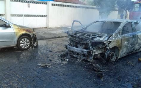 Carro Pega Fogo E Chamas Atingem Outro Ve Culo Na Zona Norte Do Recife