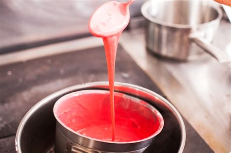 Cocinar glaseado de espejo líquido rojo en la sartén Foto Premium